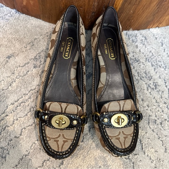Women COACH KATRIN Signature “C” Logo Slip On Loafers A2439 Turn lock size 7.5 - Picture 3 of 10
